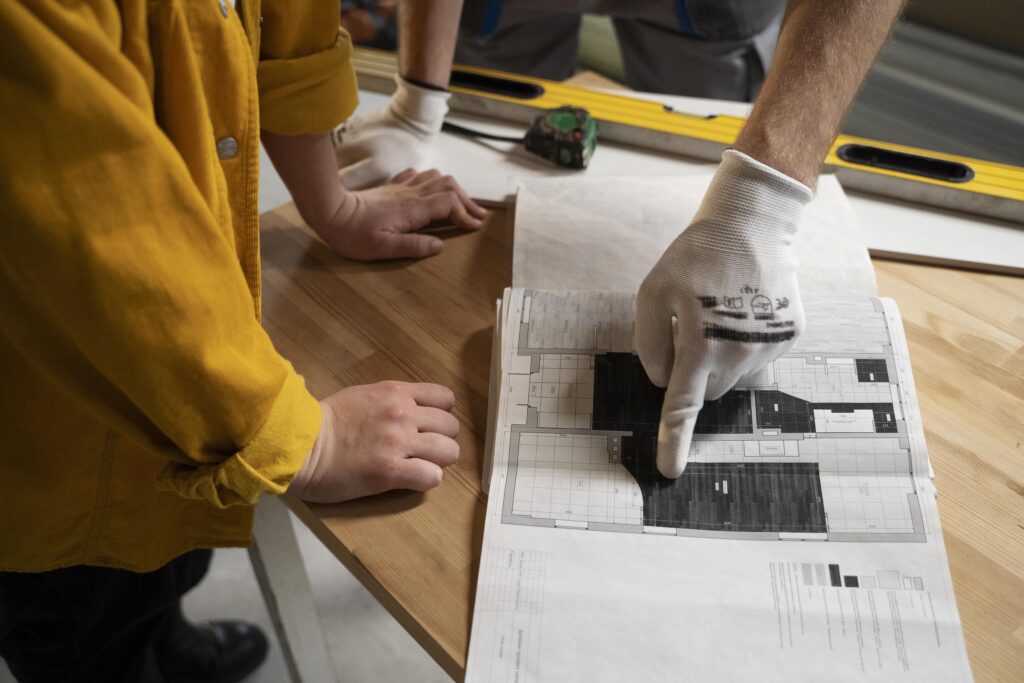 tiler-working-renovation-apartment-min